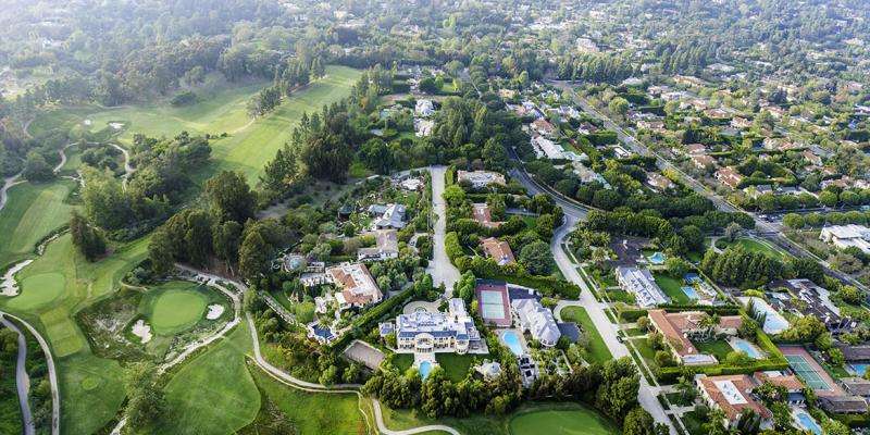How Do Golf Courses Impact the Value of a Residential Property? 