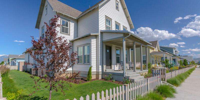 Wholesale vs Retail Mortgages: Understanding the Key Differences 